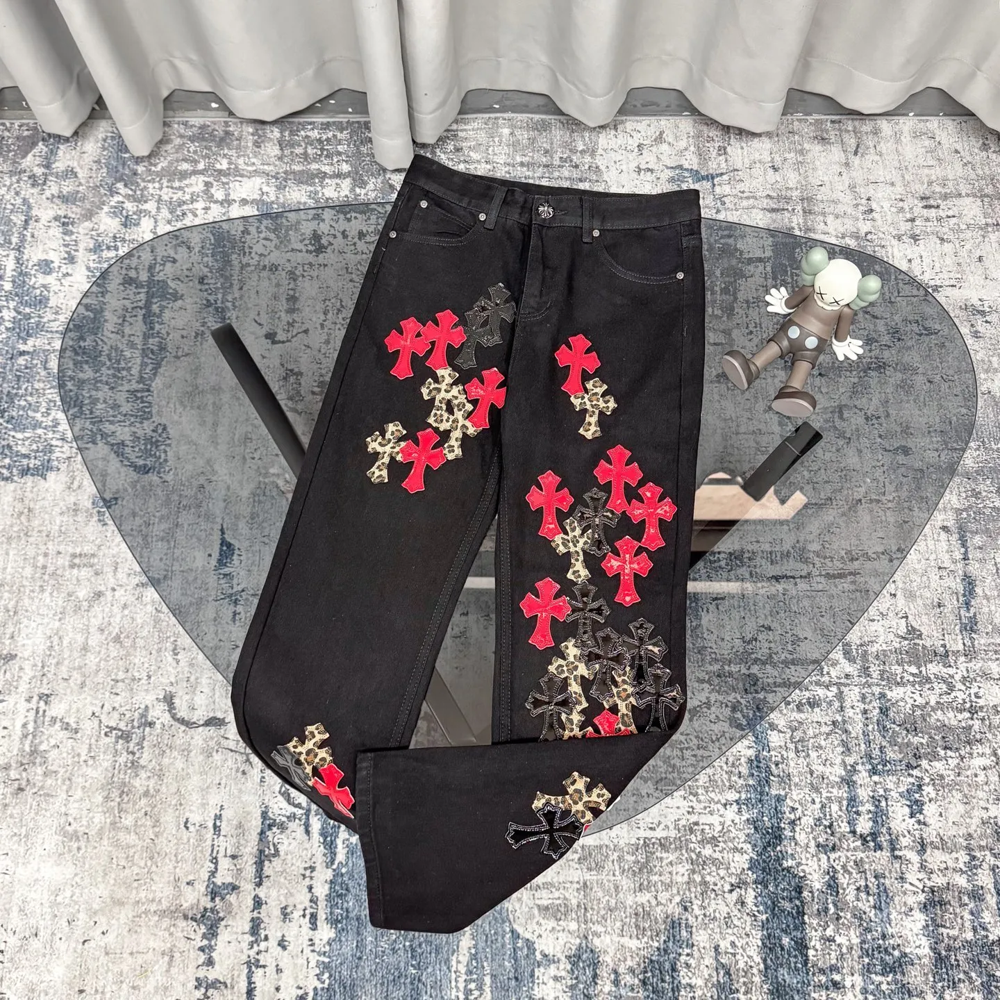 P240 Chrome Hearts 24SS Cross Sanskrit limited style graffiti printed leather jeans. Chrome Hearts limited edition leather washed jeans, Miami limited jeans, the entire cross leather is hand-made_different version, a heavy black blue cow fabric with moderate thickness and texture, antique metal silver label decoration, denim embedded thread manufacturing and production 💙Among Chrome Hearts' many trousers, its color is unique, and people are deeply attracted at a glance. It is made of beaded canvas fabric and has been washed with heavy water. The upper body is very textured, crisp and stylish, and will not collapse at all. The three-dimensional cut of the trousers has a first-class effect in modifying the shape of the legs. It can be easily controlled by any figure, and you can instantly become a street trendy person when you put it on.  🔩Customized hardware, full of texture, every detail is done to the extreme. The thick beaded canvas fabric becomes soft and skin-friendly after washing, and has excellent breathability, making it comfortable to wear all day long. Customized small leather label, unique design, simple yet elegant, exquisite workmanship, neat wiring, every detail demonstrates quality and style.  These pants are gender-neutral and can be worn by both men and women, easily creating a sense of fashion. Pair them with a T-shirt or sweatshirt and you can easily go out and hit the streets. Size: 28/30/32/34/36 Waist: 69/74/79/84/89 Pants length: 102/103/104/105/106